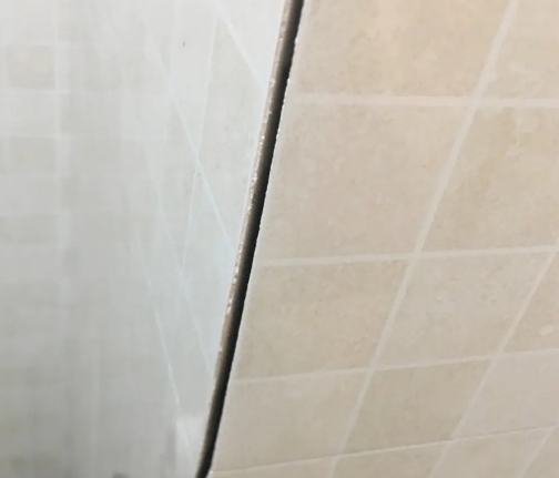 北湖瓷砖空鼓维修公司分享阳台瓷砖脱落的修复过程可以分为以下几个步骤