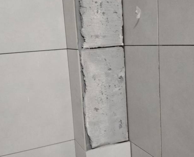 北湖瓷砖空鼓维修公司分享下瓷砖施工前基层浇水润湿程度不足，可能导致以下问题
