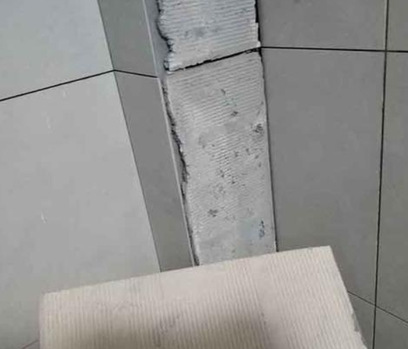 北湖瓷砖空鼓维修公司分享下厨房瓷砖脱落的补救措施。